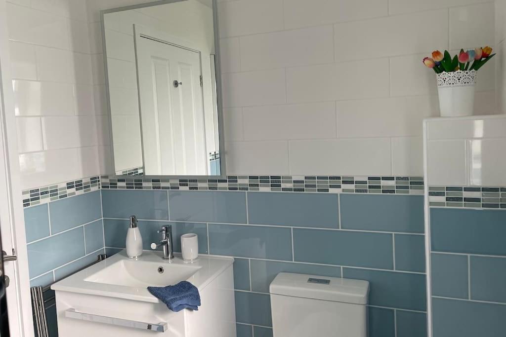 Апартаменты Studio, Ideally Located At Beautiful Lizard Point, Cornwall Хелстон Экстерьер фото